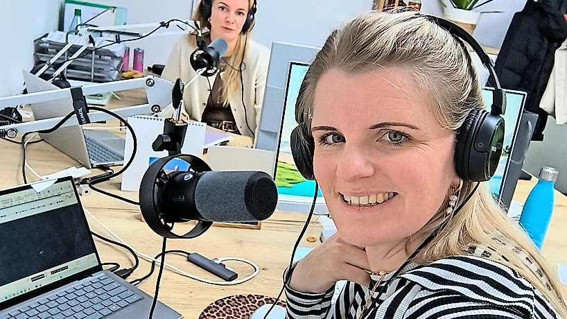 Jenny Hackhe (re.) und Merle Janssen bei der Aufnahme einer Folge ihres Podcasts „Unter Schwestern“.